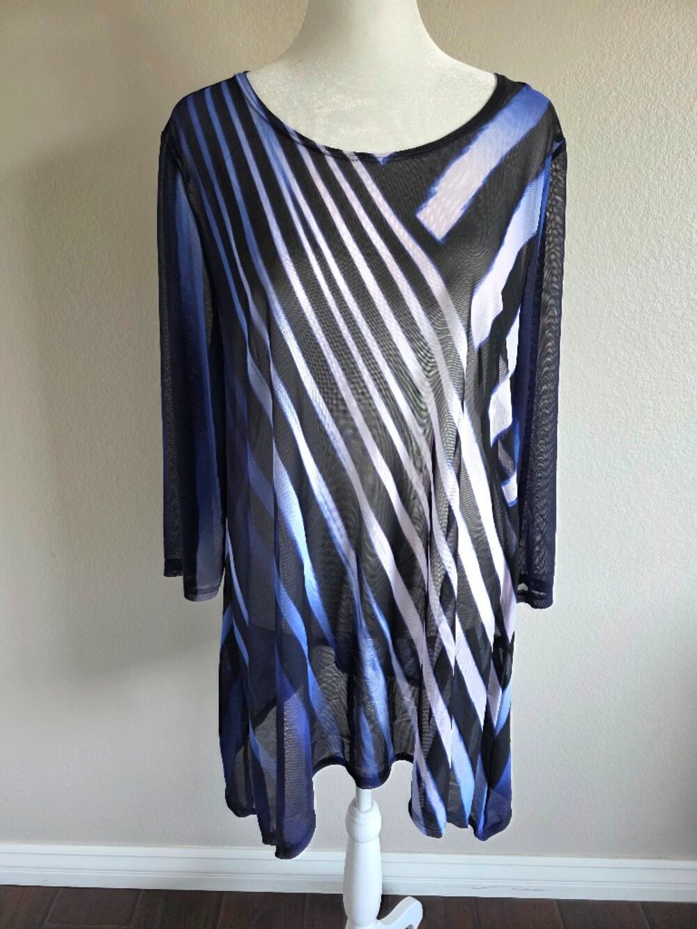 Chico's Travelers Collection Top Mesh Cover-Up Handkerchief Hem Size 2 Large